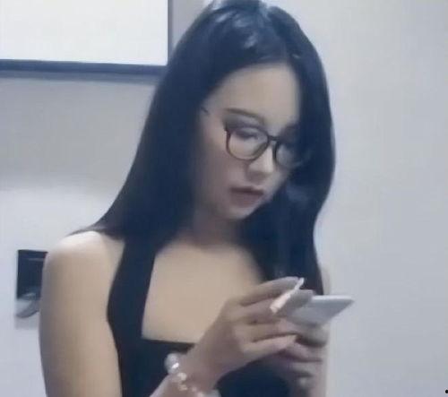 宿舍眼睛妹视频吃瓜,揭秘校园生活趣味瞬间