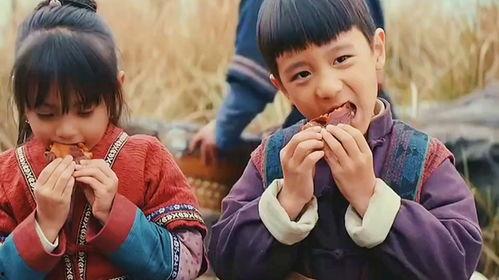 哥哥带着妹妹吃瓜视频,温馨互动萌翻网友