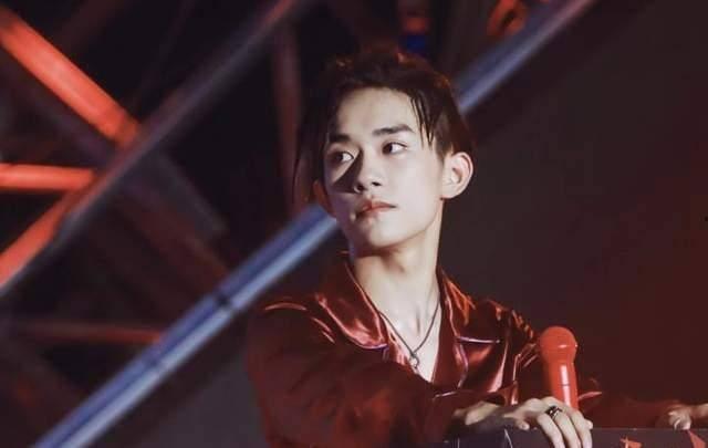 易烊千玺奇迹吃瓜的视频,趣味横生引网友热议