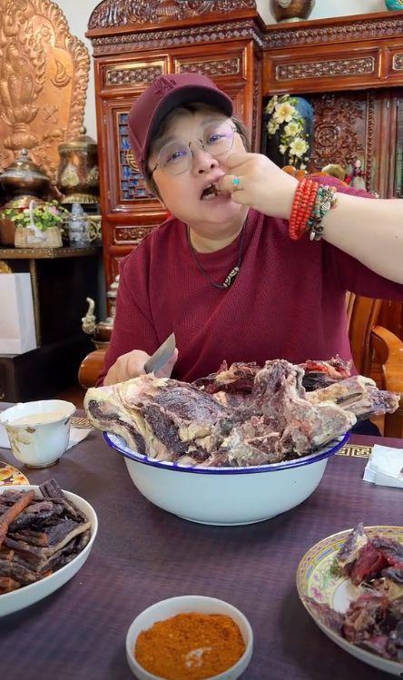 刘大瓜吃生肉视频大全