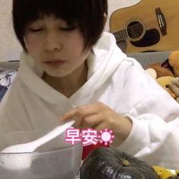 吃贝贝瓜的小女孩视频