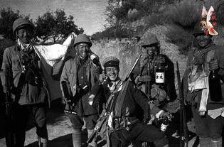 八路战士吃瓜视频,展现军营生活欢乐时光